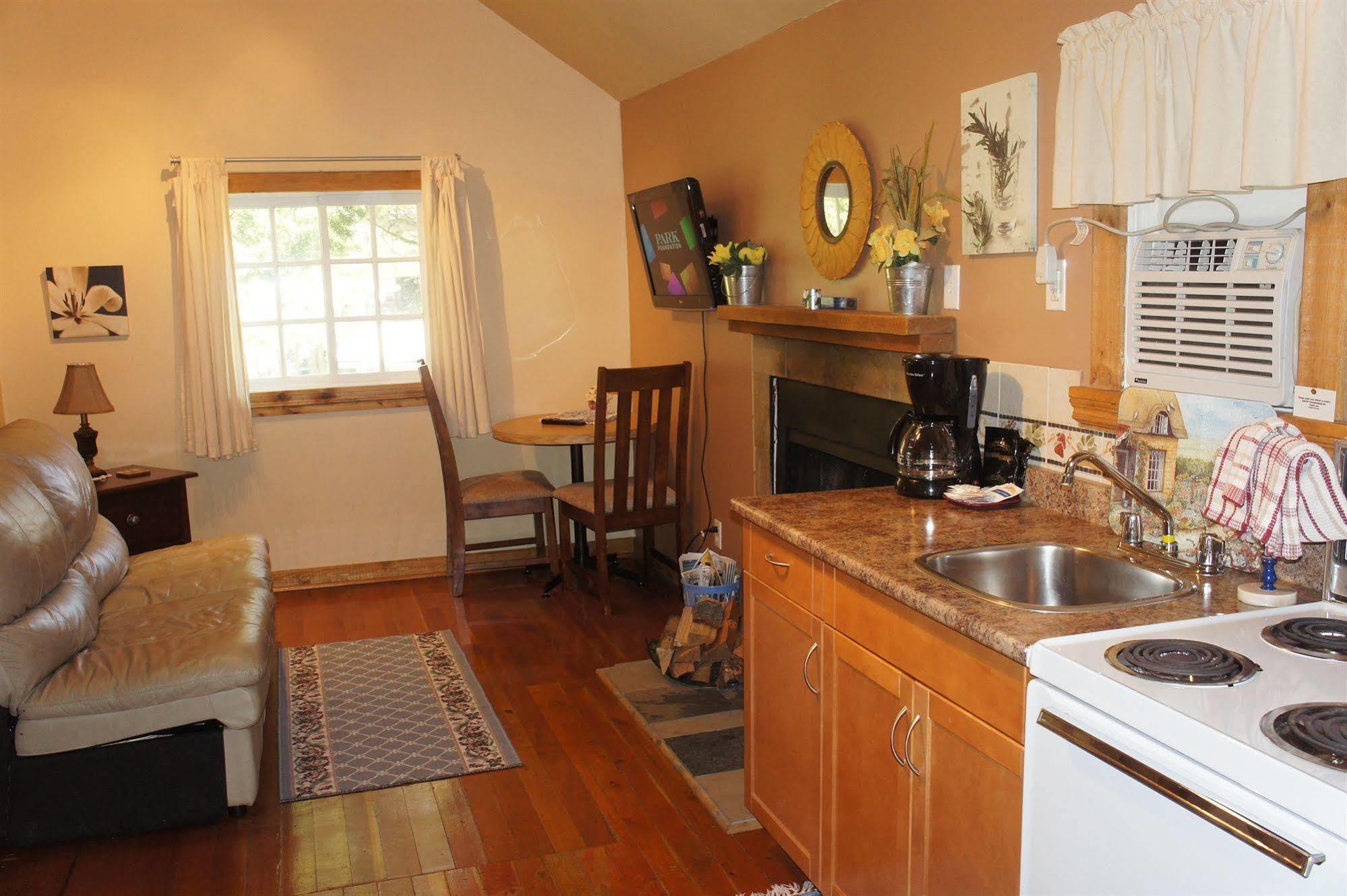 Fairmont Mountain Bungalows Fairmont Hot Springs Bagian luar foto