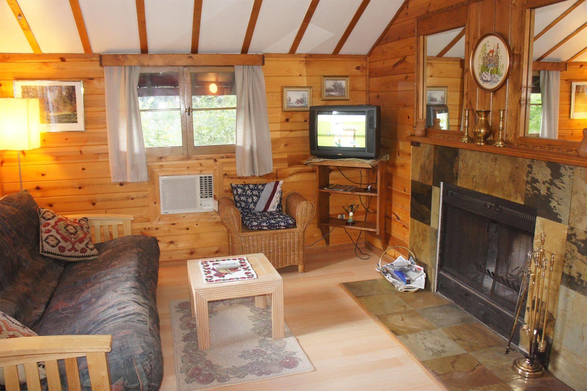 Fairmont Mountain Bungalows Fairmont Hot Springs Bagian luar foto