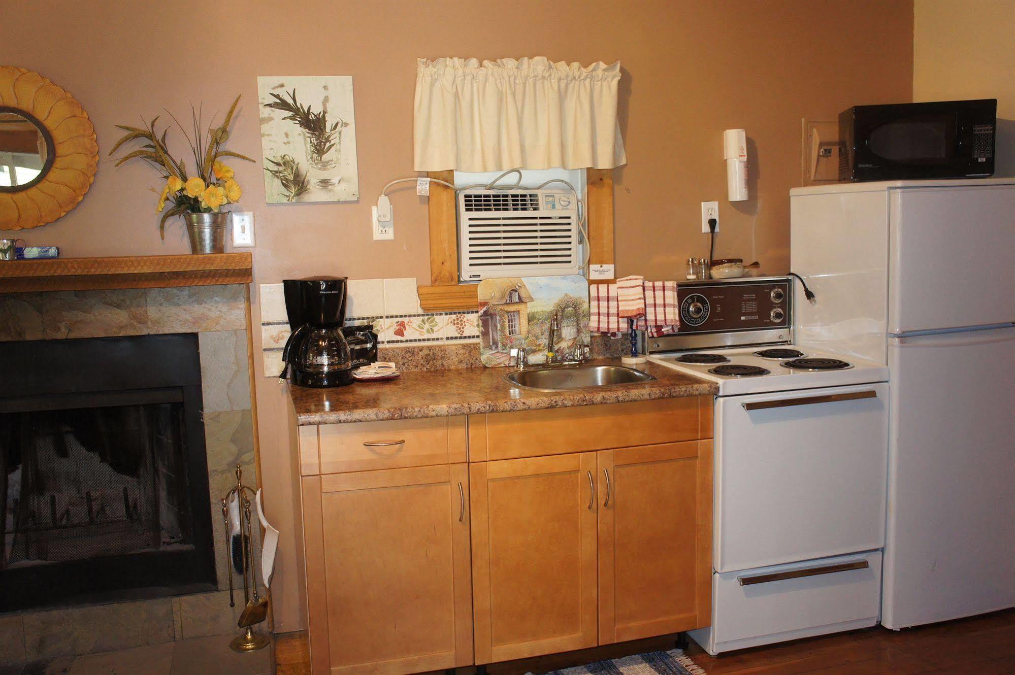 Fairmont Mountain Bungalows Fairmont Hot Springs Bagian luar foto