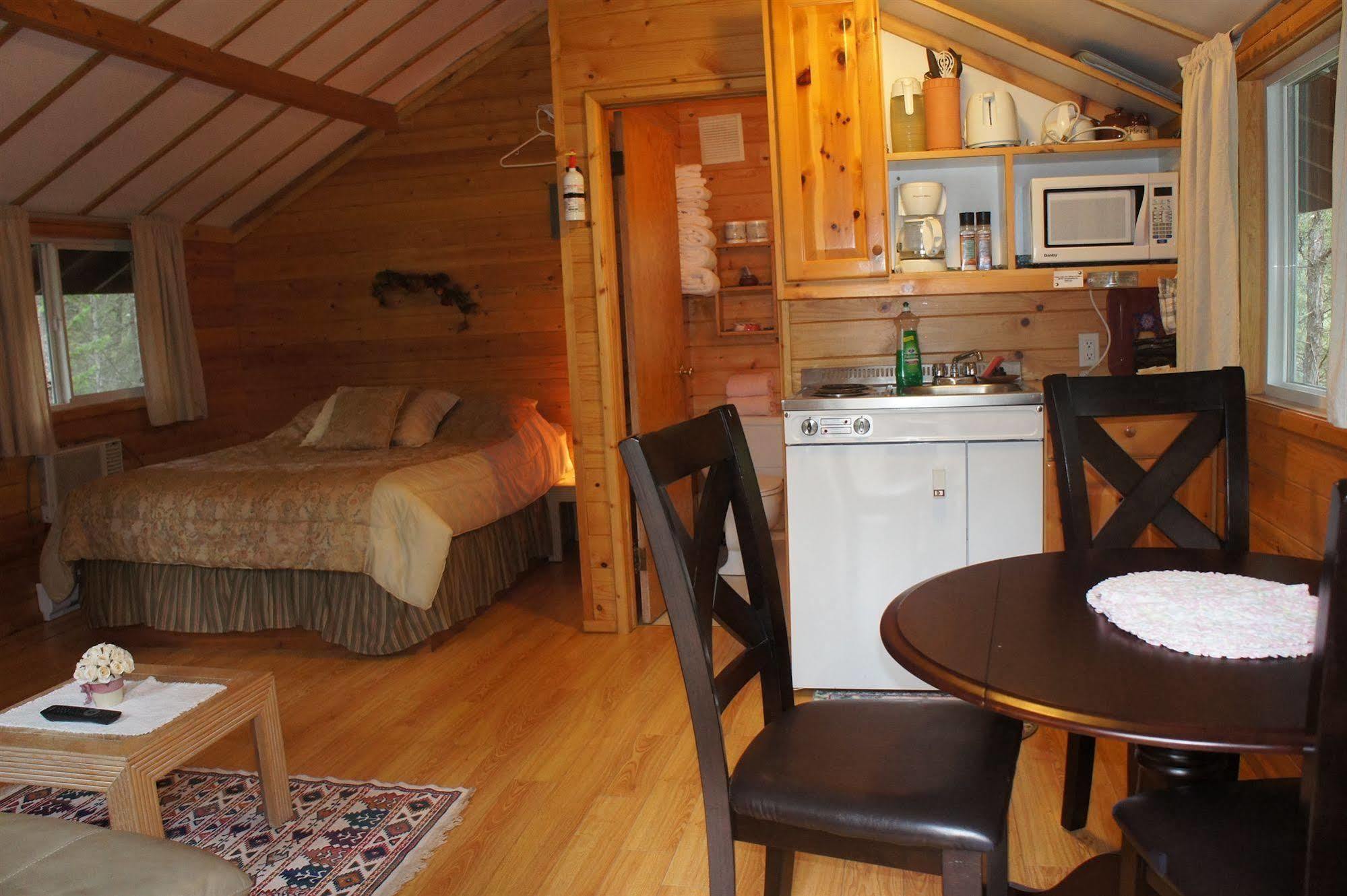 Fairmont Mountain Bungalows Fairmont Hot Springs Bagian luar foto