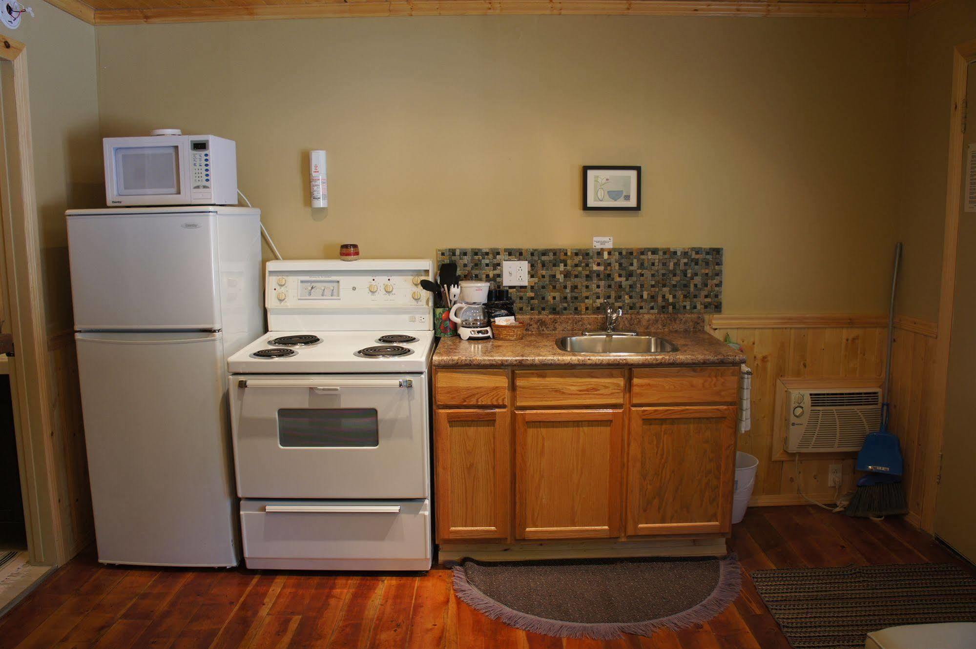 Fairmont Mountain Bungalows Fairmont Hot Springs Bagian luar foto