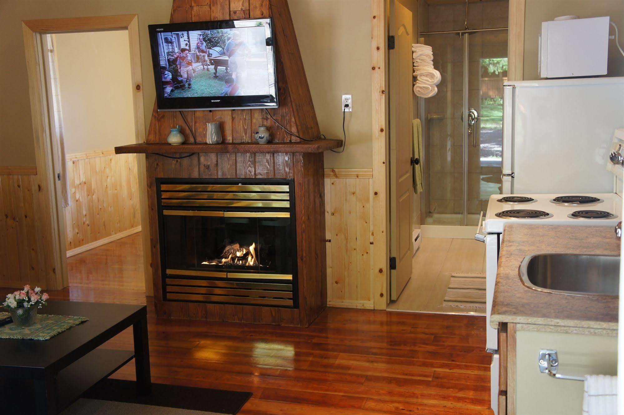 Fairmont Mountain Bungalows Fairmont Hot Springs Bagian luar foto